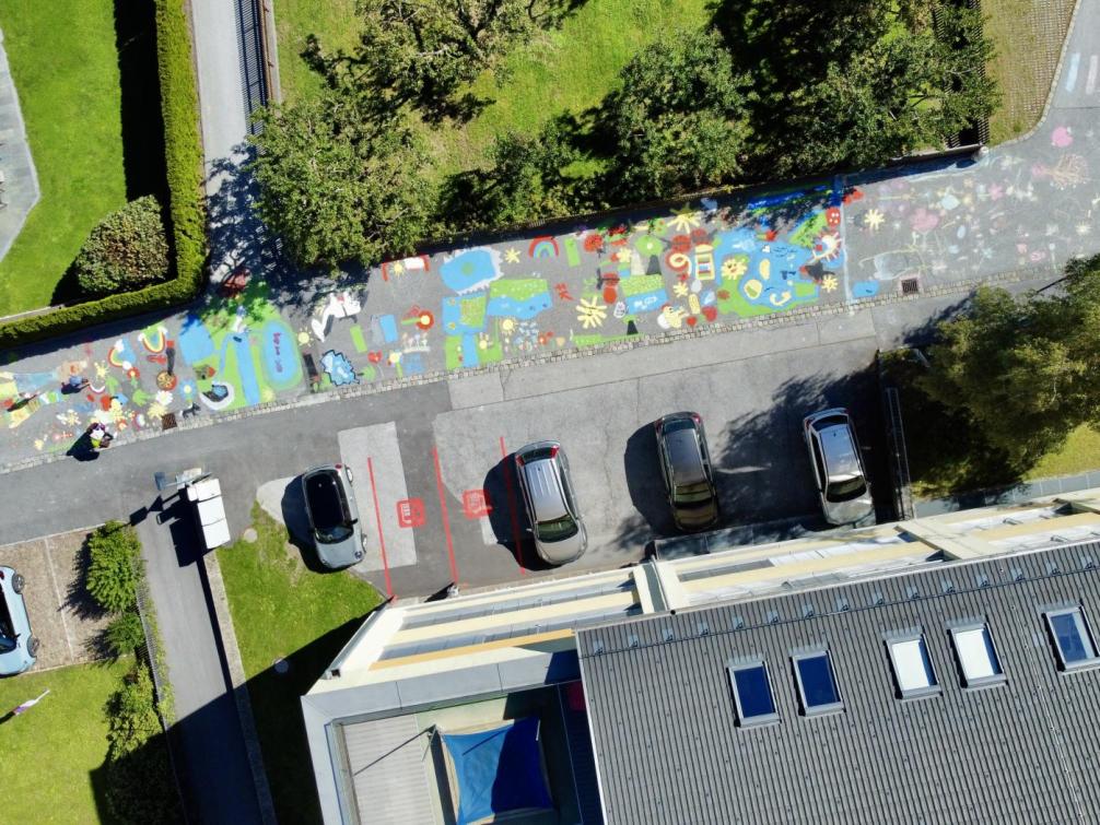 Bild von Drohne - die Schulgasse wird zur blühenden Straße