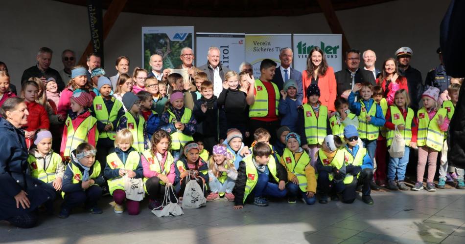 Kinder mit Schutzwesten vom Verein Sicheres Tirol